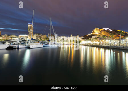 Alicante, Spanien. Februar 9, 2018: Blick auf den Hafen von Alicante und die Stadt während eines kalten Winters Sonnenuntergang. Stockfoto