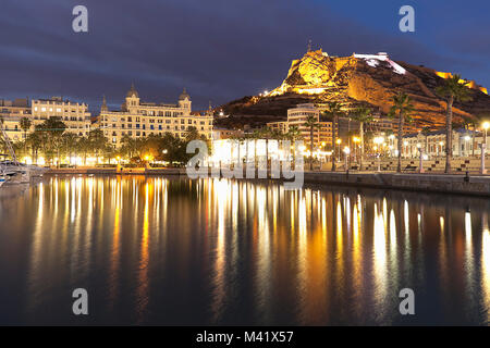 Alicante bei Nacht aus dem Hafen im Winter. Horizontale Schuß Stockfoto