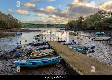 Boote, bei Ebbe auf einem Steg am Dart Flussmündung bei Stoke Gabriel am Abend. Devon, UK. Januar 2018. Stockfoto