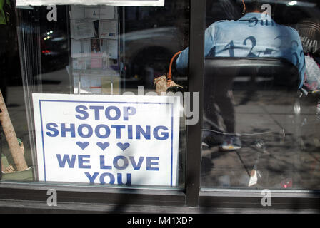 Anmelden ein Schaufenster, das nach oben schießen Wir lieben Sie liest' Stockfoto