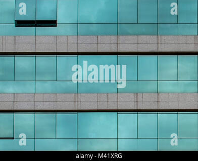 Abstrakte moderne Gebäude Architektur closeup, Fenster aus Glas, Panels die blau leuchtenden Himmel widerspiegelt Stockfoto