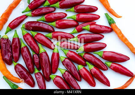 Rote scharfe Chili Gemüse Anordnung isoliert Stockfoto