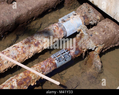 Rostiges Wasser Leitungen mit integrierten Bohrungen Stockfoto