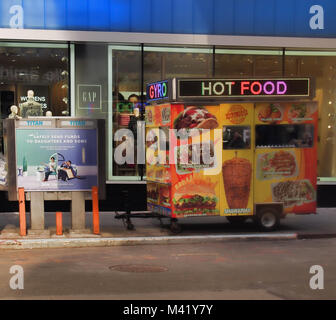 New York, New York, USA. Februar 1, 2018. Street Food Warenkorb in Midtown Manhattan, an einem Wochentag Nachmittag geparkt Stockfoto