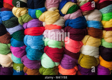 Lots of colorful balls of wool arranged together in a market Stockfoto