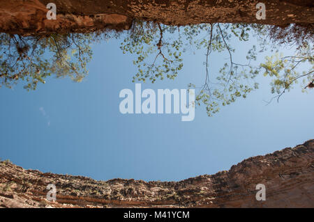 Perspektivisches Foto suchen, um sich an den Wänden eines Canyon in Toro Toro National Park, Bolivien Stockfoto