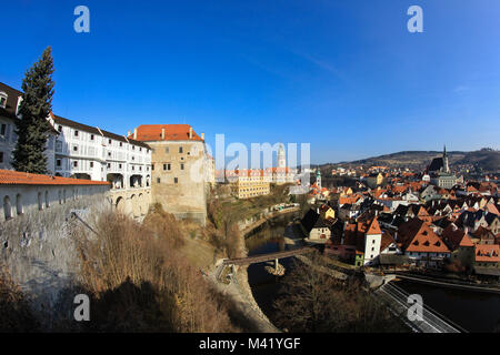 Der frühe Frühling Blick auf den historischen UNESCO-Stadt Český Krumlov in der Tschechischen Republik. Sie können finden Sie in der historischen Mitte rund um den Fluss. Stockfoto