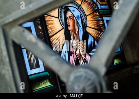 Ein Glasfenster zeigt eine weibliche Figur in der Krypta der Friedhof von Recoleta in Buenos Aires Stockfoto