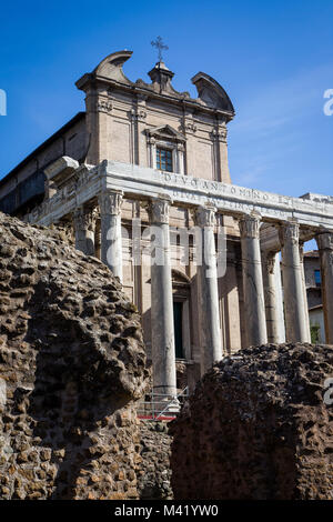 Tempel des Antoninus und der faustina. Rom, Italien. Als Römisch-katholische Kirche, nämlich die Chiesa di San Lorenzo in Miranda oder einfach ein Lorenz angepasst Stockfoto