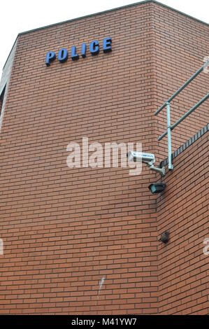 Ein CCTV-Überwachungskamera an der Wand eines Ziegelstein Polizeistation in Bristol, England Stockfoto