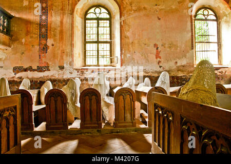 Das Bild aus dem Innenraum der alten, verlassenen, fast zerstörte Kirche in der Tschechischen Republik. Im Inneren sind die Statuen der Gläubigen Geister. Stockfoto