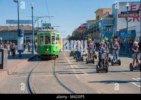 San Francisco, CA - 03 Februar: Touristen Tour von San Francisco Fisherman's Wharf auf Segways Stockfoto