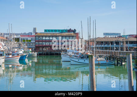 San Francisco, CA - 03 Februar: Angeln Docks in der San Francisco Bay am Fisherman's Wharf in San Francisco, CA Stockfoto