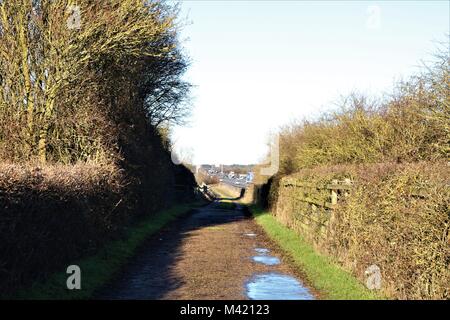 Natur Pfad mit M40 Autobahn zwischen Bicester und Banbury, Oxfordshire in der Entfernung Stockfoto