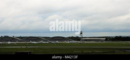 Flughafen Farnborough, Hampshire, UK mit Flugzeugen auf Start- und Landebahn Stockfoto