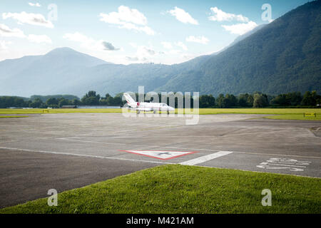 Private Jet auf dem Flughafen geparkt Stockfoto