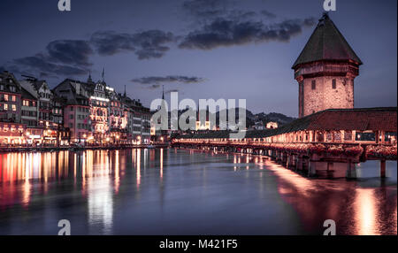 Aussicht auf Kapellbrücke und dem Wasserturm in Luzern, Schweiz Stockfoto