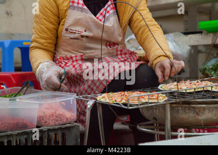 Lokale Straßenhändler, die vietnamesischen Pizza in Sapa Vietnam Stockfoto