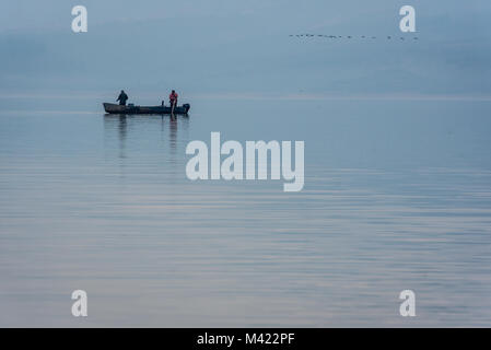 Fischer auf See Kerkini in Griechenland. Stockfoto