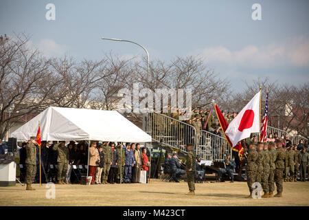 Us Marine Corps Sgt. Maj. Christopher J. Garza, ehemaliger Sergeant Major der Marine Corps Air Station Iwakuni, Japan, bereitet von Brig ausgezeichnet zu werden. Gen. Paul Rock jr., Kommandierender General des US Marine Corps Anlagen Pazifik, während eine Erleichterung Zeremonie hier, Feb 8, 2018. Garza ist die Marine Corps Base Camp Lejeune in North Carolina, unter der Leitung der Posten des Sergeant Major 24 Marine Expeditionary Unit zu übernehmen. (U.S. Marine Corps Foto von Cpl. Carlos Jimenez) Stockfoto