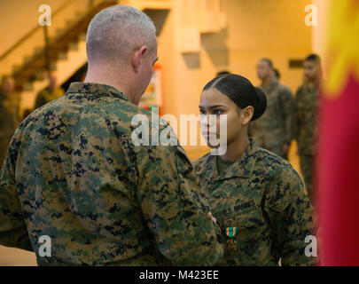 Brig. Gen. Daniel B. Conley, Links, Kommandierender General, 3. Marine Logistik Gruppe, präsentiert Cpl. Nelfi Tineoferreiras noncommissioned Officer, die Leiter der Eingangsstelle, Supply Company, Bekämpfung Logistik Regiment 35, 3. MLG, mit Marine die III Marine Expeditionary Force's des Jahres in Camp Kinser, Okinawa, Japan, 8. Februar, 2018. Tineoferreiras wurde als die III MEF Marine des Jahres für sein vorbildliches in ihrer Pflichten, denen ihre technischen Fertigkeiten und Demonstration von zentralen Werten das Marine Corps" geehrt. Tineoferreiras ist ein Einheimischer aus der Dominikanischen Republik und eingestellt wurde ich Stockfoto