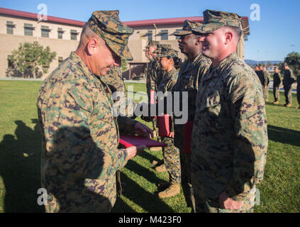 U.S. Navy Petty Officer 1st Class Philip Lopez, ein Hospital corpsman mit 1 medizinischen Bataillon, 1. Marine Logistik Gruppe, ist der Ältere Segler des Quartal Award der US-Marine Brig ausgezeichnet. Gen Stephen Sklenka, Kommandierender General der 1. MLG, während eine vierteljährliche Preisverleihung in Camp Pendleton, Kalifornien, 8. Februar, 2018. Die Preisverleihung wird jedes Quartal durchgeführt, die Errungenschaften des Marinesoldaten und Matrosen in der gesamten Einheit zu markieren. (U.S. Marine Corps Foto von Cpl. Adam Dublinske) Stockfoto