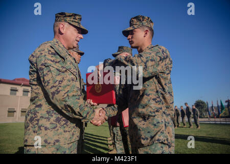 Lance Cpl. Rudy Huerta, eine Bekämpfung der Ingenieur mit 7. Techniker Bataillon, 1. Marine Logistics Group, ist die Marine des Quartals-Auszeichnung von Brig ausgezeichnet. Gen Stephen Sklenka, Kommandierender General der 1. MLG, während eine vierteljährliche Preisverleihung in Camp Pendleton, Kalifornien, 8. Februar, 2018. Die Preisverleihung ermöglicht Marinesoldaten und Matrosen der 1. MLG für ihren vorbildlichen Service und Leistung in ihren Pflichten anerkannt und ausgezeichnet werden. (U.S. Marine Corps Foto von Cpl. Adam Dublinske) Stockfoto