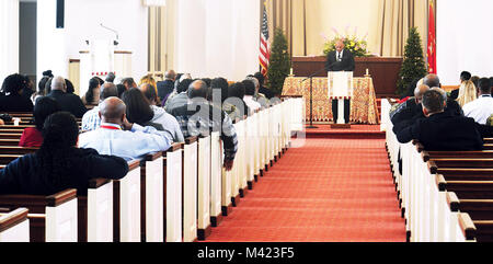 Pastor Derek Grier von Grace Church, Dumfries, Virginia, steht an der Kanzel im Marine Memorial Kapelle an Bord Quantico als Mitglieder der Gemeinschaft hören aufmerksam über das Erbe von Pfr. Martin Luther King jr. und was Sie tun können, um seinen Traum zu ehren. Stockfoto