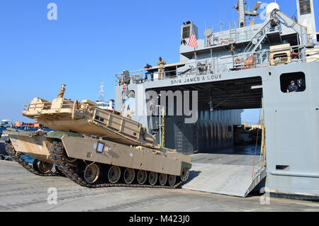 180112-A-RW 053-099 MUGHARAG, Vereinigte Arabische Emirate - US-Armee Soldaten der 335. Transport Trennung im Entladen einer M1 Abrams Panzer der US-Armee Logistik Support Vessel unterstützen, SP/4 James eine Loux, an Mugharag Port 08. Januar 2018. (U.S. Armee Foto von Sgt. 1. Klasse Charles Highland) Stockfoto