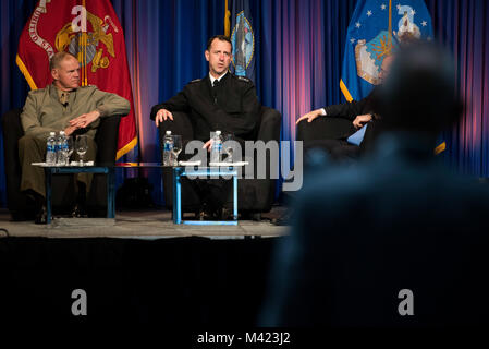 180208-N-bei 895-072 SAN DIEGO, Calif (Feb. 8, 2018) Chef der Naval Operations (CNO) Adm. John Richardson, Kommandant der Marine Corps Gen. Robert Neller, und der Kommandant der Küstenwache Adm. Paul Zukunft an einer Podiumsdiskussion teilnehmen, die von pensionierten Adm moderiert. James Stavridis während der Streitkräfte Kommunikation und Electronics Association - USA Naval Institute (AFCEA/USNI) WEST 2018. WEST bringt Militär- und Branchenführer aus dem Meer Dienstleistungen, Informationen und Ideen zu teilen. (U.S. Marine Foto von Mass Communication Specialist 1. Klasse Nathan Laird/Freigegeben) Stockfoto