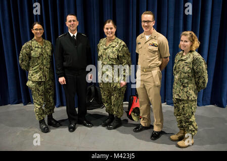 180208-N-bei 895-111 SAN DIEGO, Calif (Feb. 8, 2018) Chef der Naval Operations (CNO) Adm. John Richardson, Kommandant der Marine Corps Gen. Robert Neller, und der Kommandant der Küstenwache Adm. Paul Zukunft an einer Podiumsdiskussion teilnehmen, die von pensionierten Adm moderiert. James Stavridis während der Streitkräfte Kommunikation und Electronics Association - USA Naval Institute (AFCEA/USNI) WEST 2018. WEST bringt Militär- und Branchenführer aus dem Meer Dienstleistungen, Informationen und Ideen zu teilen. (U.S. Marine Foto von Mass Communication Specialist 1. Klasse Nathan Laird/Freigegeben) Stockfoto