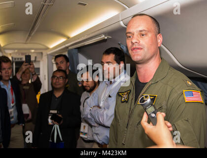 180208-N-FV 739-067 CHANGI, Singapur (Feb. 8, 2018) - Lt.Cmdr. Karl Murray, Offizier der Patrol Squadron (VP) 8, einem Medium eine Anfrage von einem P-8A Poseidon bei einem Rundgang auf der Singapore Air Show in Changi Exhibition Centre beherbergt. Die Show war eine Gelegenheit für die USA flexible Bekämpfung Fähigkeiten zu zeigen und Gegner abzuschrecken, die gleichzeitig Verbündeten und Partnern. (U.S. Marine Foto von Mass Communication Specialist 3. Klasse Christopher A. Veloicaza) Stockfoto