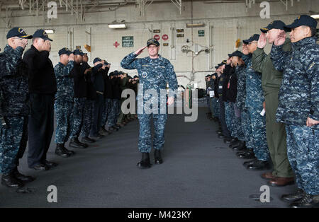 NORFOLK, Virginia (Feb. 8, 2018) - - Cmdr. Steven Barstow, auf USS Gerald R. Ford's (CVN 78) Befehl religiöse Ministerien Abteilung zugewiesen wird, liefert die begrüßt seine shipmates, als er angerufen wird das Schiff als plankowner. (U.S. Marine Foto von Mass Communication Specialist 3. Klasse Gitte Schirrmacher) Stockfoto