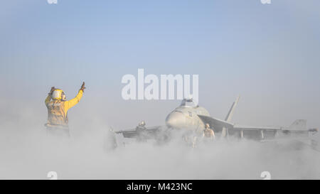 180208-N-MJ 135-1164 arabischen Golf (Feb. 8, 2018) Segler bereit, eine F/A-18E Super Hornet, zugeordnet zu den Stacheln von Strike Fighter Attack Squadron (VFA) 113, für den Start auf dem Flugdeck der Flugzeugträger USS Theodore Roosevelt (CVN 71). Theodore Roosevelt und ihre Carrier strike Group werden in den USA 5 Flotte Bereich für Maßnahmen zur Erhöhung der Sicherheit im Seeverkehr im Einsatz Verbündeten und Partnern zu beruhigen und der Freiheit der Schiffahrt und des freien Handels in der Region erhalten. (U.S. Marine Foto von Mass Communication Specialist 3. Klasse Spencer Roberts/Freigegeben) Stockfoto