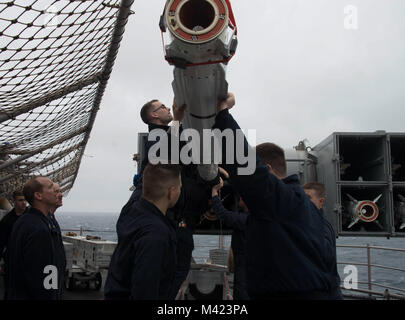 Atlantik (Feb. 8, 2018) Segler laden eine entwickelte Seasparrow Rakete in ein NATO Missile Launcher auf dem Achterdeck Raketen Deck des Amphibious Assault ship USS Iwo Jima (LHD7). Die Iwo Jima Amphibious Ready Group (ARG) ist zur Unterstützung der Maritime Security Operations und Theater Sicherheit Zusammenarbeit in Europa und im Mittleren Osten eingesetzt werden. Die Iwo Jima ARG begibt sich die 26 Marine Expeditionary Unit und umfasst die Iwo Jima, die amphibious Transport dock Schiff USS New York (LPD-21), das Dock Landung Schiff USS Oak Hill (LSD 51), Flotte Op-Team 8, Hubschrauber Meer Combat Squadron 28, Tactica Stockfoto