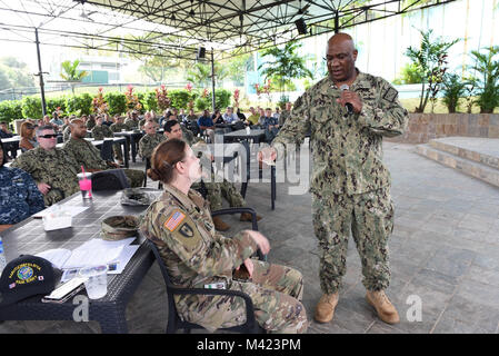 Singapur (Feb 8, 2018) - Commander Joel Harvey, der Chief Stabsoffizier für Military Sealift Command Fernen Osten, sprach über die Erinnerung an die Menschen in Vergangenheit und Gegenwart. Er beschrieb, bestimmte Ereignisse in der militärischen Geschichte, in denen die Afrikanische Amerikaner Hader in ebnet den Weg für afrikanische Amerikaner als Ganzes erlebt. Die Singapur Bereich Koordinator (SAC) feierte Afroamerikaner/Geschichte Monat während einer Gemeinschaft Mittagessen und Präsentation bei Ihren Terror Club 8. Februar, 2018. In diesem Jahr lautet das Thema: "Afrikanische Amerikaner in Zeiten des Krieges," erkennt die Beiträge afrikanische Amerikaner auf den n gemacht haben Stockfoto