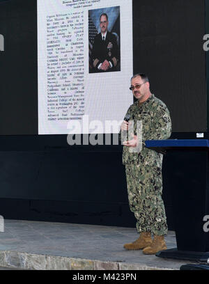 Singapur (Feb 8, 2018) - Kapitän John Wilshusen, kommandierender Offizier, Military Sealift Command Fernost (MSCFE), erinnert sich an seine ersten Erfahrungen in der U.S. Navy in den frühen 80er Jahren. Er erklärte, wie seine mangelnde Belichtung mit afrikanischen Amerikaner beim Aufwachsen in zentralen Missouri hat ihn nicht zu der Welt vorbereitet und wie die Anwerbung in die US-Marine hat ihn vorzubereiten. Die Singapur Bereich Koordinator (SAC) feierte Afroamerikaner/Geschichte Monat während einer Gemeinschaft Mittagessen und Präsentation bei Ihren Terror Club 8. Februar, 2018. In diesem Jahr lautet das Thema: "Afrikanische Amerikaner in Zeiten des Krieges", erkennt Stockfoto