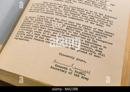 Brief von Kenneth C. Royall, Sekretär der Armee, die an New Jersey Governor Alfred E. Driscoll am Feb 7, 1948, zur Ermächtigung rassisch gemischten Einheiten in der New Jersey Army National Guard. Dies machte die New Jersey Nationalgarde die erste Eidgenössisch anerkannte militärische Komponente integriert werden. (New Jersey National Guard Foto von Mark C. Olsen) Stockfoto