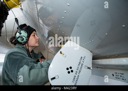 Us Air Force Senior Airman Vickie Webb, eine Crew Chief mit Die 116 Aircraft Maintenance Squadron, Georgia Air National Guard, fügt einen Kühlkanal auf eine E-8C Joint STARS in der Vorbereitung für einen Morgen starten während der Übung Rasierklinge 18-02 bei Robins Air Force Base, Ga., Nov. 8, 2018. Die übung war ein Readiness Assessment bedeutete, zu bewerten und zu messen Team JSTARS-Fähigkeit, schnell bereitstellen und einsetzen Bekämpfung bereit, Flieger und Airpower. Der Schwerpunkt der Übung ging es um die Verarbeitung Personen, Ladung und die E-8C Joint STARS. Team JSTARS, bestehend aus der Georgia Air National Guard's 11. Stockfoto