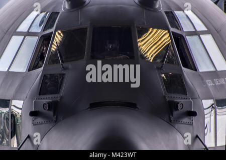 Flieger guide C-130H Hercules in den Hangar ein isochroner Inspektion der vor kurzem erworbenen Flugzeuge, zu beginnen, 08.02.2018, an der 179th Airlift Wing, Mansfield, Ohio. Schwanz 666 wurde vor Kurzem von Yakota Airbase, Japan übertragen werden, und wird die Mansfield schwanz Markierungen während der ISO-Prozess, der eine umfangreiche Auswertung der ganzen Maschine einwandfreie Funktionalität und Mission Bereitschaft zu gewährleisten. (U.S. Air National Guard Foto von Tech. Sgt. Joe HarwoodReleased) Stockfoto