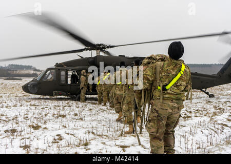 Troopers der 3 Assault Helicopter Bataillon, 227 Aviation Regiment, 1 Air Cavalry Brigade, 1.Kavallerie Division, Board ein UH-60 Blackhawk Hubschrauber während des Bataillon Sporn Fahrt am Oberdachstetten Training Bereich außerhalb von Illesheim, Deutschland, Feb 2, 2018. Dies ist die erste Spur Fahrt, während der Feuerwehr zur Unterstützung der Atlantischen lösen, eine in den USA bemühen sich NATO-Verpflichtungen durch US-drehen-basierte Einheiten in der gesamten Europäischen theater Aggression gegen NATO-Verbündeten in Europa abzuhalten, zu erfüllen. (U.S. Armee foto Sgt. Gregory T. Sommer/22 Mobile Public Affairs Abteilung) Stockfoto