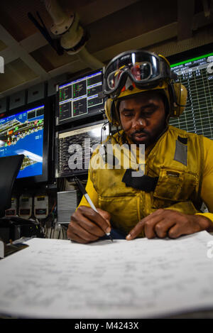 180115-N-VN 584-1010 arabischen Golf (Jan. 15, 2018) der Luftfahrt Bootsmann Mate (Handling) 1. Klasse Paul Halle schafft eine Uhr Bill für die Handhabung von Flugzeugen in Flight Deck Control an Bord der Flugzeugträger USS Theodore Roosevelt (CVN 71). Theodore Roosevelt und ihre Carrier strike Group werden in den USA 5 Flotte Bereich für Maßnahmen zur Erhöhung der Sicherheit im Seeverkehr im Einsatz Verbündeten und Partnern zu beruhigen und der Freiheit der Schiffahrt und des freien Handels in der Region erhalten. (U.S. Marine Foto von Mass Communication Specialist 3. Klasse Alex Corona/Freigegeben) Stockfoto