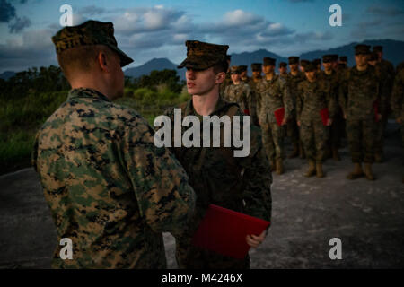 Us-Marines in Klasse 3-18 des Marine Flugzeuge Gruppe 24 von Corporal Kurs, Absolvent von oben Ulupa'u Krater vor dem Rückflug nach Marine Corps Air Station, Kaneohe Bay, Feb 9, 2018 zugeordnet. Die Graduierung begann nach einer Wanderung über den Krater. (U.S. Marine Corps Foto von Sgt. Aaron S. Patterson) Stockfoto