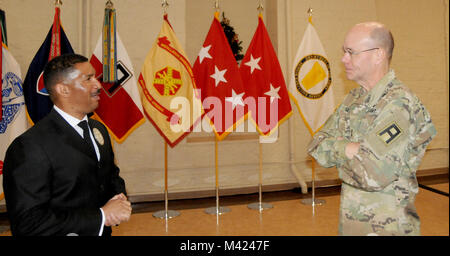 Erste Armee Stellvertretenden Kommandierenden General für Support, Generalmajor Chris Adel (rechts), spricht mit pensionierten Sgt. Maj. Donald Troxler Jr. vor der Martin Luther King Jr. Day Einhaltung Jan. 16 in Heritage Hall auf Rock Island Arsenal, Illinois Troxler rezitiert King's "Ich habe einen Traum"-Rede von 1963 Marsch auf Washington. Stockfoto