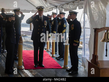 180209-N-KH 214-0214 Everett, Washington (Februar 09, 2018) Kapitän Douglas W. Kunzman, ausgehende Commander, Destroyer Squadron (DESRON) 9, ist an Land geleitet während der Änderung des Befehls Zeremonie für DESRON 9 an Bord der Arleigh-Burke-Klasse geführte Anti-raketen-Zerstörer USS Kidd (DDG100) an der Naval Station Everett. Während der Zeremonie, Kapitän Kyle J. Colton entlastet Kunzman als Kommandant, DESRON 9. (U.S. Marine Foto von Mass Communication Specialist 2. Klasse Scott Holz/Freigegeben) Stockfoto