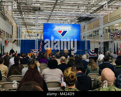 180209-N-TN 557-006 SAN DIEGO (Feb. 9, 2018) - James Geurts, Assistant Secretary der Marine für Forschung, Entwicklung und Beschaffung (ASN (RD&A)), spricht mit dem Raum und Naval Warfare Systems Command (Spawar) Mitarbeiter seine Prioritäten und beantworten Fragen über Probleme des information warfare Umwelt zu markieren, 9. Geurts als ASN (RD&A) am Dez. 5, 2017 nach seiner Bestätigung durch den Senat im November 2017 vereidigt. SPAWAR identifiziert, entwickelt, liefert und erhält Informationen warfighting Fähigkeiten Unterstützung, gemeinsame, Koalition und anderen nationalen Missionen. SP Stockfoto