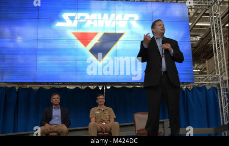 180209-N-TN 557-013 SAN DIEGO (Feb. 9, 2018) - James Geurts, Assistant Secretary der Marine für Forschung, Entwicklung und Beschaffung (ASN (RD&A)), spricht mit dem Raum und Naval Warfare Systems Command (Spawar) Mitarbeiter seine Prioritäten und beantworten Fragen über Probleme des information warfare Umwelt zu markieren, 9. Geurts als ASN (RD&A) am Dez. 5, 2017 nach seiner Bestätigung durch den Senat im November 2017 vereidigt. SPAWAR identifiziert, entwickelt, liefert und erhält Informationen warfighting Fähigkeiten Unterstützung, gemeinsame, Koalition und anderen nationalen Missionen. SP Stockfoto