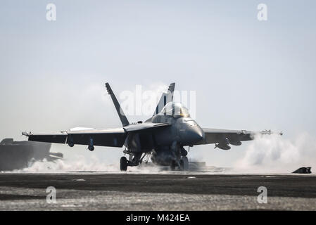 180210-N-VN 584-1200 arabischen Golf (Feb. 10, 2018) Eine F/A-18F Super Hornet, zugeordnet zu den Kämpfen der Redcocks Strike Fighter Attack Squadron (VFA) 22, startet von der Flight Deck des Flugzeugträgers USS Theodore Roosevelt (CVN 71). Theodore Roosevelt und ihre Carrier strike Group werden in den USA 5 Flotte Bereich für Maßnahmen zur Erhöhung der Sicherheit im Seeverkehr im Einsatz Verbündeten und Partnern zu beruhigen und der Freiheit der Schiffahrt und des freien Handels in der Region erhalten. (U.S. Marine Foto von Mass Communication Specialist 3. Klasse Alex Corona/Freigegeben) Stockfoto