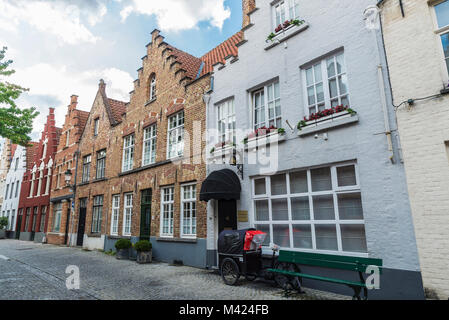 Brügge, Belgien - 1 September, 2017: Straße mit alten Häusern im alten historischen Zentrum der mittelalterlichen Stadt Brügge, Belgien Stockfoto