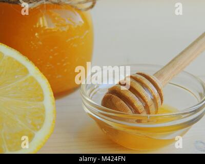 Honig und Zitrone auf weißem Holz- Hintergrund. Gesundes Konzept, Hintergrund. Stockfoto